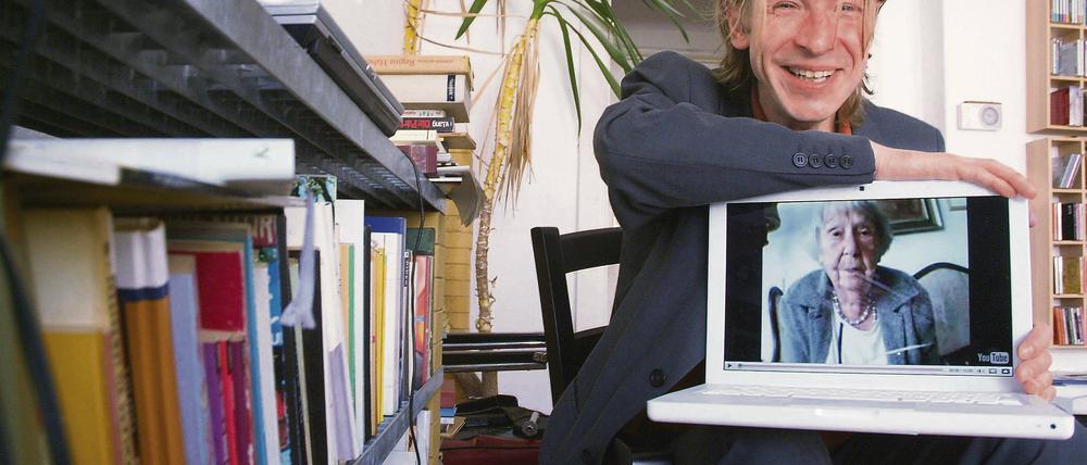 Im Kasten. Martin Scharfe aus Prenzlauer Berg hat sich das Volkslesen-Projekt ausgedacht. Inzwischen hat er bereits 170 kurze Videos aufgenommen.