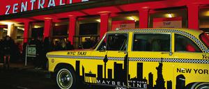 Großspurig. Amerikanische Taxis werden vor dem Gebäude  wie hier bei der Hugo Boss Fashion Show  zukünftig nicht oft halten. Doch der Schriftzug bleibt.