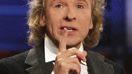 Der Gastgeber. Thomas Gottschalk bittet die Stargäste auf die Couch.