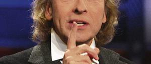 Der Gastgeber. Thomas Gottschalk bittet die Stargäste auf die Couch.