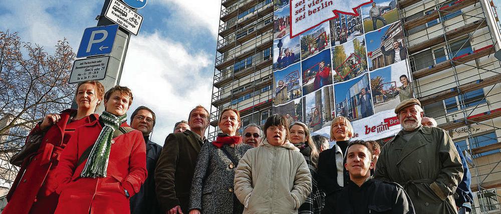 Im Team. Die 18 Botschafter vor ihrem Riesenplakat.