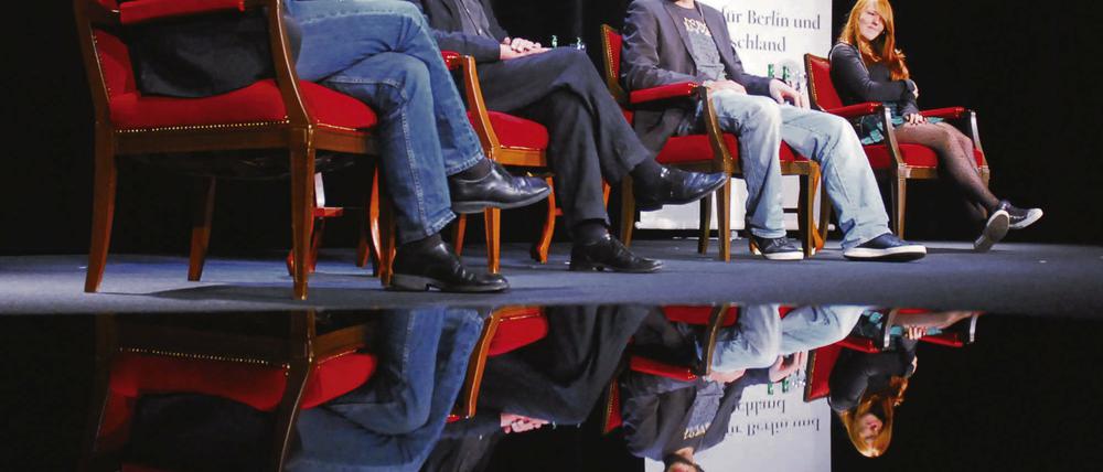 Auf der Bühne. Helmut Schümann und Sohn Julius (Mitte) lasen aus Der Post-Pubertist. Danach diskutierten sie mit Gerd Nowakowski und Tochter Lara.