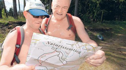 Unterwegs mit Naturisten. Jeden Windhauch auf der Haut spüren und endlich legal nackt durch den Wald laufen, darum kämpfen Brandenburger Nacktwanderer.
