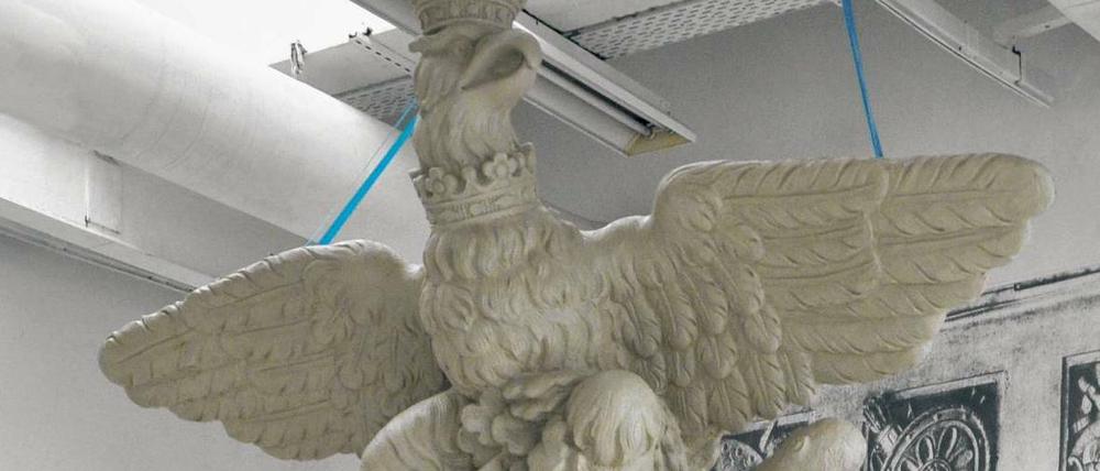 Adler gesichtet. Die Figurengruppe, im Original aus Sandstein, kehrt Ende Mai auf die Marktseite des Fortunaportals zurück.