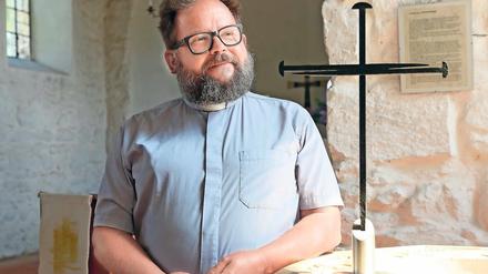 Geübt. Pfarrer Michael Dürschlag geht am morgigen Sonntag zum achten Mal auf Sendung. Da seine Zuhörer ihn nicht sehen, achtet er mehr als sonst auf seine Worte.