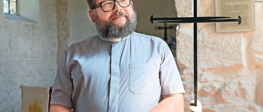 Geübt. Pfarrer Michael Dürschlag geht am morgigen Sonntag zum achten Mal auf Sendung. Da seine Zuhörer ihn nicht sehen, achtet er mehr als sonst auf seine Worte.