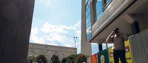 Zeichen der Erinnerung. Am Montag wurden für das Opfer am Tatort Blumen und Kerzen niedergelegt.