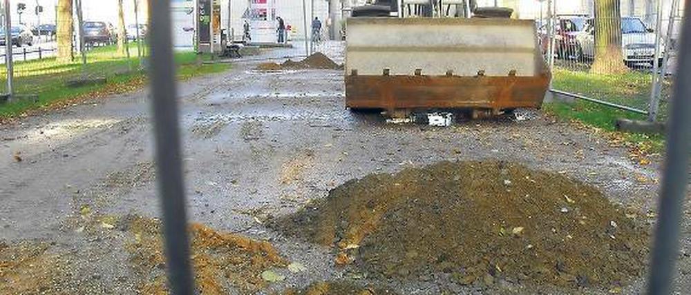 Bagger gegen Pfützen: In der Hegelallee begannen gestern die Bauarbeiten.