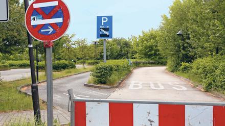 Dicht gemacht. Der vor Jahren extra für die Besucher des Kronguts in Bornstedt angelegte Parkplatz ist seit Anfang Mai gesperrt. Für den Betreiber des Kronguts ist das schon jetzt ein Problem. Die Diskussion hat nun auch die Potsdamer Stadtpolitik erreicht.