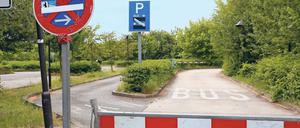 Dicht gemacht. Der vor Jahren extra für die Besucher des Kronguts in Bornstedt angelegte Parkplatz ist seit Anfang Mai gesperrt. Für den Betreiber des Kronguts ist das schon jetzt ein Problem. Die Diskussion hat nun auch die Potsdamer Stadtpolitik erreicht.