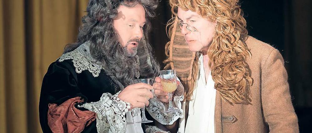 Lockig. Karl Frederic Schrickel (r.) spielt in Molières Stück einen der Alten.