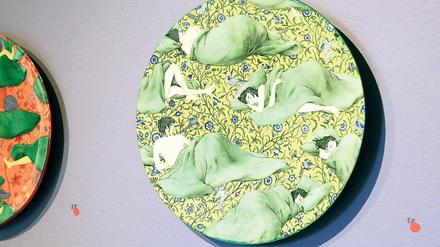 Ganz grün. Grita Götze stellt in der Galerie Kunstkontor Malereien auf Keramik aus – Teller zum Beispiel. Was zunächst wie reines Kunsthandwerk wirken kann, entpuppt sich bei genauerem Hinsehen als erstaunlich kunstfertig, vielschichtig und anspielungsreich. Da kann einem schonmal Dürers „Das große Rasenstück“ einfallen.