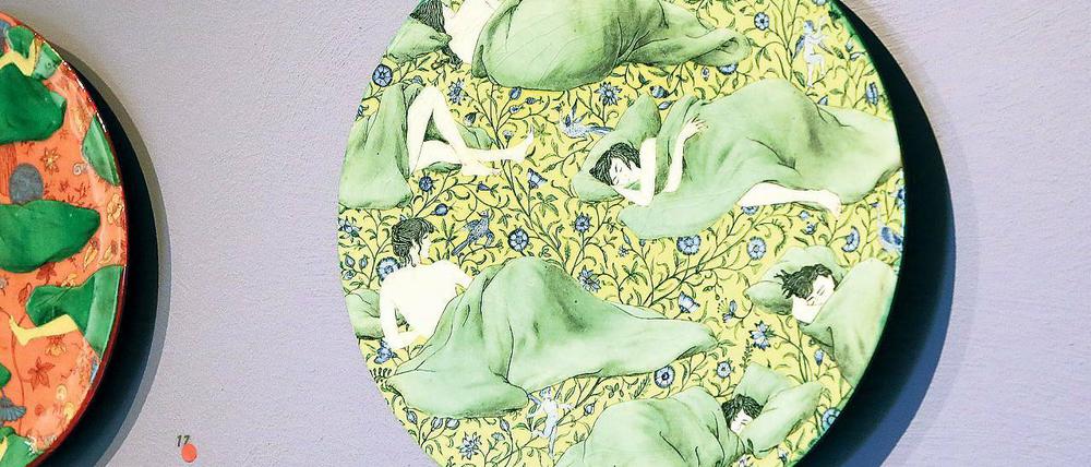 Ganz grün. Grita Götze stellt in der Galerie Kunstkontor Malereien auf Keramik aus – Teller zum Beispiel. Was zunächst wie reines Kunsthandwerk wirken kann, entpuppt sich bei genauerem Hinsehen als erstaunlich kunstfertig, vielschichtig und anspielungsreich. Da kann einem schonmal Dürers „Das große Rasenstück“ einfallen.