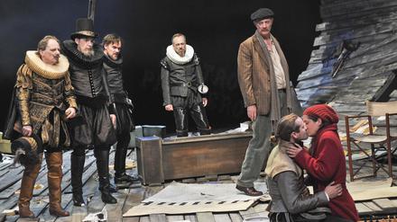 Winden sich alle im Sturm: Christoph Hohmann (Alonso), Jon-Kaare Koppe (Gonzalo), Florian Schmidtke (Sebastian), Philipp Mauritz (Antonio), Bernd Geiling (Prospero), Frédéric Brossier (Ferdinand) und Juliane Götz (Miranda) (v.l.n.r.).
