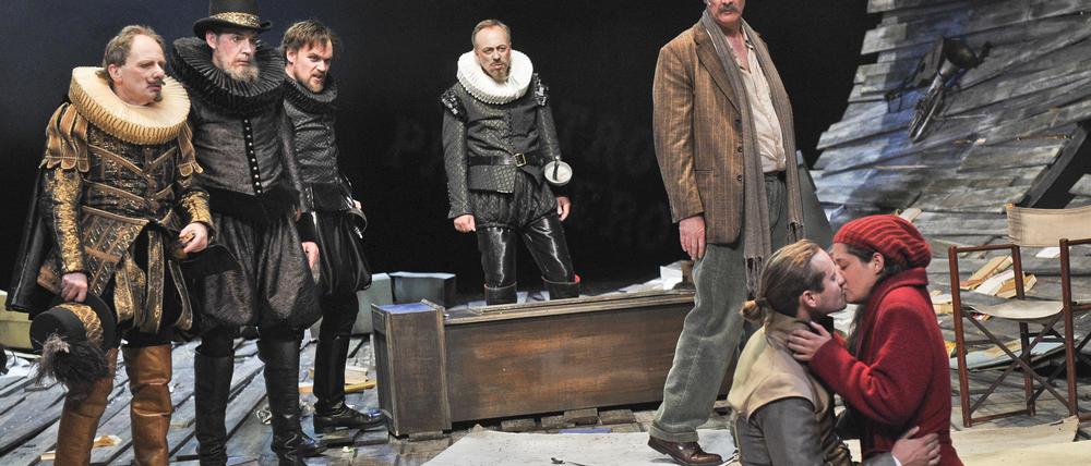 Winden sich alle im Sturm: Christoph Hohmann (Alonso), Jon-Kaare Koppe (Gonzalo), Florian Schmidtke (Sebastian), Philipp Mauritz (Antonio), Bernd Geiling (Prospero), Frédéric Brossier (Ferdinand) und Juliane Götz (Miranda) (v.l.n.r.).