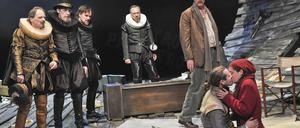 Winden sich alle im Sturm: Christoph Hohmann (Alonso), Jon-Kaare Koppe (Gonzalo), Florian Schmidtke (Sebastian), Philipp Mauritz (Antonio), Bernd Geiling (Prospero), Frédéric Brossier (Ferdinand) und Juliane Götz (Miranda) (v.l.n.r.).