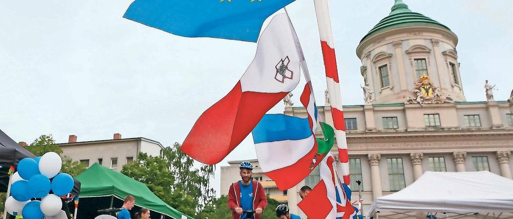 Europäischer Gedanke. Auf dem ersten Potsdamer Europafest auf dem Alten Markt zeichneten die zahlreichen Veranstalter und Mitmachenden ein positives Bild von Europa und machten auf die Errungenschaften der Europäischen Union aufmerksam.