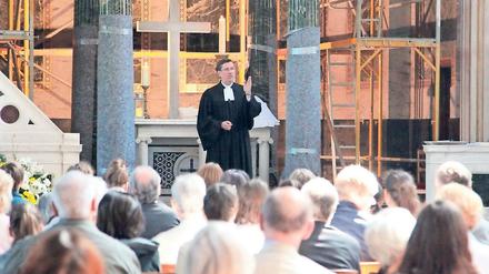 Wieder da. Joachim Zehner begrüßt in die Kirche Wiedereingetretene – darunter Ines Vogel (u. r.).