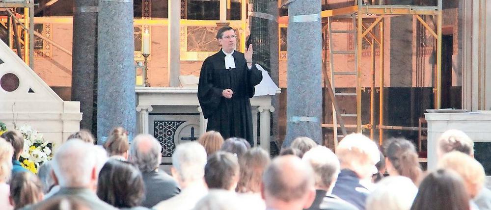 Wieder da. Joachim Zehner begrüßt in die Kirche Wiedereingetretene – darunter Ines Vogel (u. r.).
