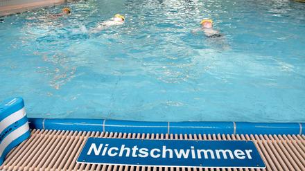 Nicht mehr lange im Nichtschwimmerbecken. Brandenburger Kinder sollen das Schwimmen in einer neuen Ausbildung erlernen – durch das Trainermanual „Swim to go“. Das Handbuch wird Vereinen zur Verfügung gestellt ebenso wie anderen Institutionen.