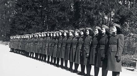 In Reih und Glied. Ihre Aufgabe in der Ustaa-Bewegung nahmen die Frauen wahr, um Respekt und Anerkennung zu erhalten – auch durch Gräueltaten im KZ.