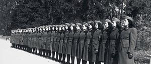 In Reih und Glied. Ihre Aufgabe in der Ustaa-Bewegung nahmen die Frauen wahr, um Respekt und Anerkennung zu erhalten – auch durch Gräueltaten im KZ.