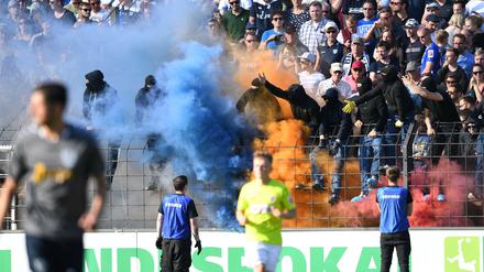 Eingeschleust. Auf diversen Wegen kommt die Pyro ins Stadion – zum Beispiel anal.