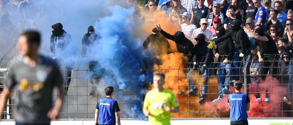 Eingeschleust. Auf diversen Wegen kommt die Pyro ins Stadion – zum Beispiel anal.