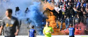 Eingeschleust. Auf diversen Wegen kommt die Pyro ins Stadion – zum Beispiel anal.