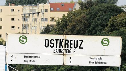 Letztes Warten. Der Bahnsteig F für die Ringbahn am Ostkreuz wird in zwei Wochen ganz dichtgemacht. Dann müssen alle Fahrgäste auf dem neuen Bahnsteig warten.