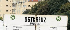 Letztes Warten. Der Bahnsteig F für die Ringbahn am Ostkreuz wird in zwei Wochen ganz dichtgemacht. Dann müssen alle Fahrgäste auf dem neuen Bahnsteig warten.