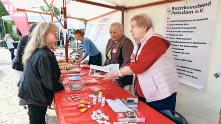 Für das Wir-Gefühl. Roswitha Theiner (vorne, rechts) und Elvira Bahlcke (2.v.r.) sprachen bei der Ehrenamtsbörse über Möglichkeiten fürs Ehrenamt beim AWO-Bezirksverband.