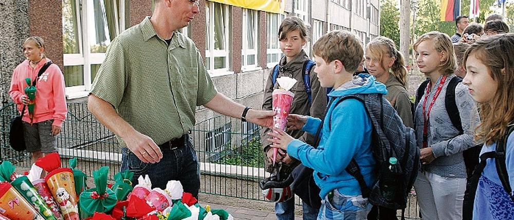 Klassenleiter Sven Jentzen begrüßte seine Schüler mit Zuckertüten.