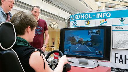 Der Fahrsimulator der Verkehrswacht viele, vor allem jüngere Besucher der Alkohol-Aktionstage nutzten gestern das Gerät. Seine Besonderheit: Es soll seinen Nutzern zeigen, wie es sich anfühlt, wenn sie betrunken im Auto sitzen.