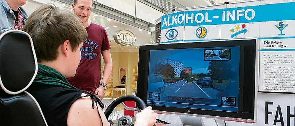 Der Fahrsimulator der Verkehrswacht  viele, vor allem jüngere Besucher der Alkohol-Aktionstage nutzten gestern das Gerät. Seine Besonderheit: Es soll seinen Nutzern zeigen, wie es sich anfühlt, wenn sie betrunken im Auto sitzen.