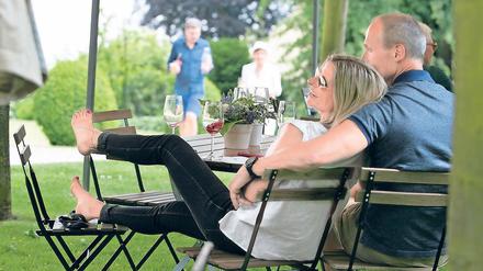Beste Hanglage. Zahlreiche Gäste genossen am Wochenende bei sonnigem Wetter in der Parkanlage den hauseigenen Wein der Villa Jacobs. Die Besitzerin Marianne Ludes (r.u.) erzählte den Besuchern dabei gerne die Geschichte des Ortes und ihres Frühburgunders.