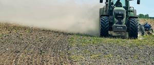 Staub aufgewirbelt. Landwirte in der Region haben mit dem ungewöhnlich heißen und trockenen Mai zu kämpfen. Den meisten Pflanzen bekommt die Wärme und Trockenheit nicht. Einzig dem Spargel machen die Sommertemperaturen nichts aus – er wächst vielmehr schneller, was die Liebhaber des Gemüses freut.