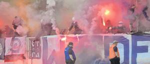 Wiederholungstäter. Regelmäßig fallen Fans des SV Babelsberg 03, so wie hier beim Landespokalfinale am Montag, negativ durch das verbotene Abbrennen von Feuerwerkskörpern auf. Die Strafsumme steigt, das Ansehen schwindet.