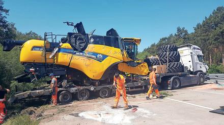 Schwerer Transport. Der umgekippte Lkw hatte einen Mähdrescher geladen. 