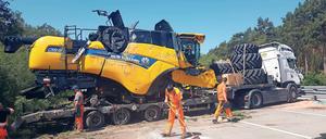 Schwerer Transport. Der umgekippte Lkw hatte einen Mähdrescher geladen. 