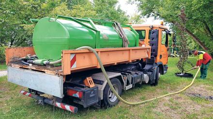 Endlich nass. Mit Wasserwagen kämpft die Stadt gegen Trockenheit.