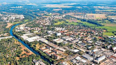 Platznot. Derzeit leben der Stadtverwaltung zufolge rund 26 000 Menschen in Teltow. Bis 2030 soll die Einwohnerzahl laut Experten die 30 000-Einwohner-Marke deutlich überschreiten. Damit wir die Schaffung von weiterem Wohnraum immer dringlicher. Bereits jetzt geht die Leerstandsquote praktisch gegen null.