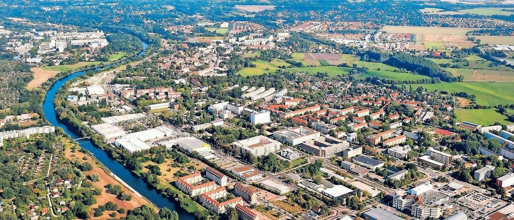 Platznot. Derzeit leben der Stadtverwaltung zufolge rund 26 000 Menschen in Teltow. Bis 2030 soll die Einwohnerzahl laut Experten die 30 000-Einwohner-Marke deutlich überschreiten. Damit wir die Schaffung von weiterem Wohnraum immer dringlicher. Bereits jetzt geht die Leerstandsquote praktisch gegen null.
