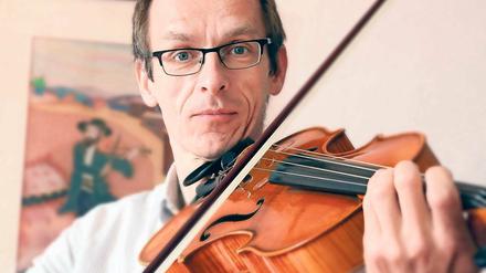 Platz gefunden. Christoph Starke, 51, gehört zu den Gründungsmitgliedern der Kammerakademie Potsdam und ist Stimmführer der Bratschen. Er fühlt sich wohl in der Mittelstimme. „Ohne uns ist es leer“, sagt Starke.