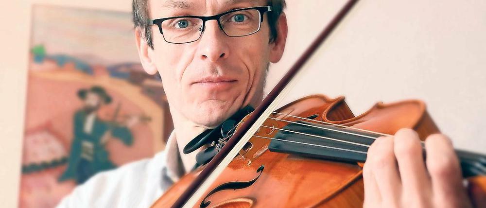 Platz gefunden. Christoph Starke, 51, gehört zu den Gründungsmitgliedern der Kammerakademie Potsdam und ist Stimmführer der Bratschen. Er fühlt sich wohl in der Mittelstimme. „Ohne uns ist es leer“, sagt Starke.