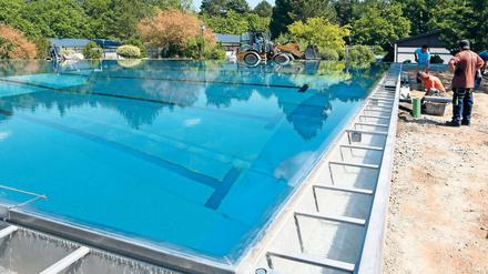 Freibad 4.0. Früher musste der Wasserspiegel in den Becken des Freibades Kiebitzberge von Zeit zu Zeit künstlich abgesenkt werden. Jetzt wird überlaufendes Wasser über Seitenrinnen aufgefangen und zur einer neuen Filteranlage geleitet. Dort wird es gereinigt und wieder den Becken zugeleitet.