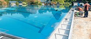 Freibad 4.0. Früher musste der Wasserspiegel in den Becken des Freibades Kiebitzberge von Zeit zu Zeit künstlich abgesenkt werden. Jetzt wird überlaufendes Wasser über Seitenrinnen aufgefangen und zur einer neuen Filteranlage geleitet. Dort wird es gereinigt und wieder den Becken zugeleitet.