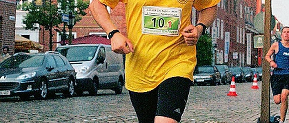 Unterm Regenbogen. Startläufer Franz-Josef Vössing vom Lions Club Potsdam.