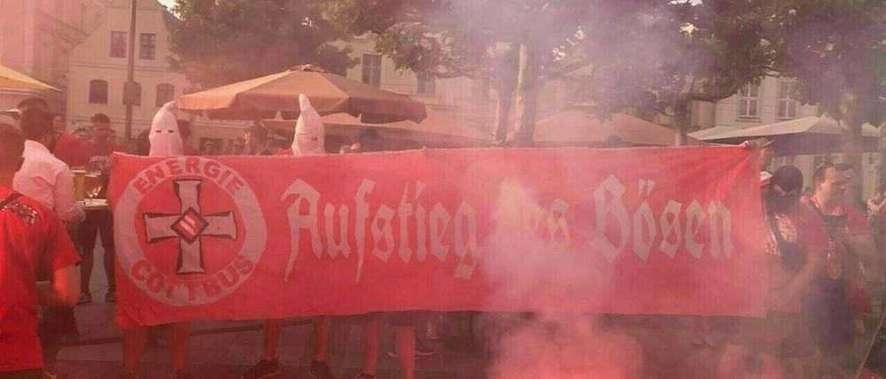 Fans des FC Energie Cottbus haben den Aufstieg des Vereins auf dem Altmarkt mit Masken des rassistischen Ku-KLux-KLans gefeiert.