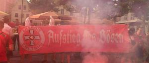 Fans des FC Energie Cottbus haben den Aufstieg des Vereins auf dem Altmarkt mit Masken des rassistischen Ku-KLux-KLans gefeiert.